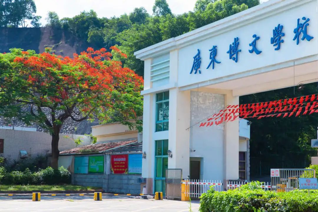 �����طù㶫����ѧУ���ӡ��Ű���������������ػ�����������������Щϸ�ڱ�̻¶��